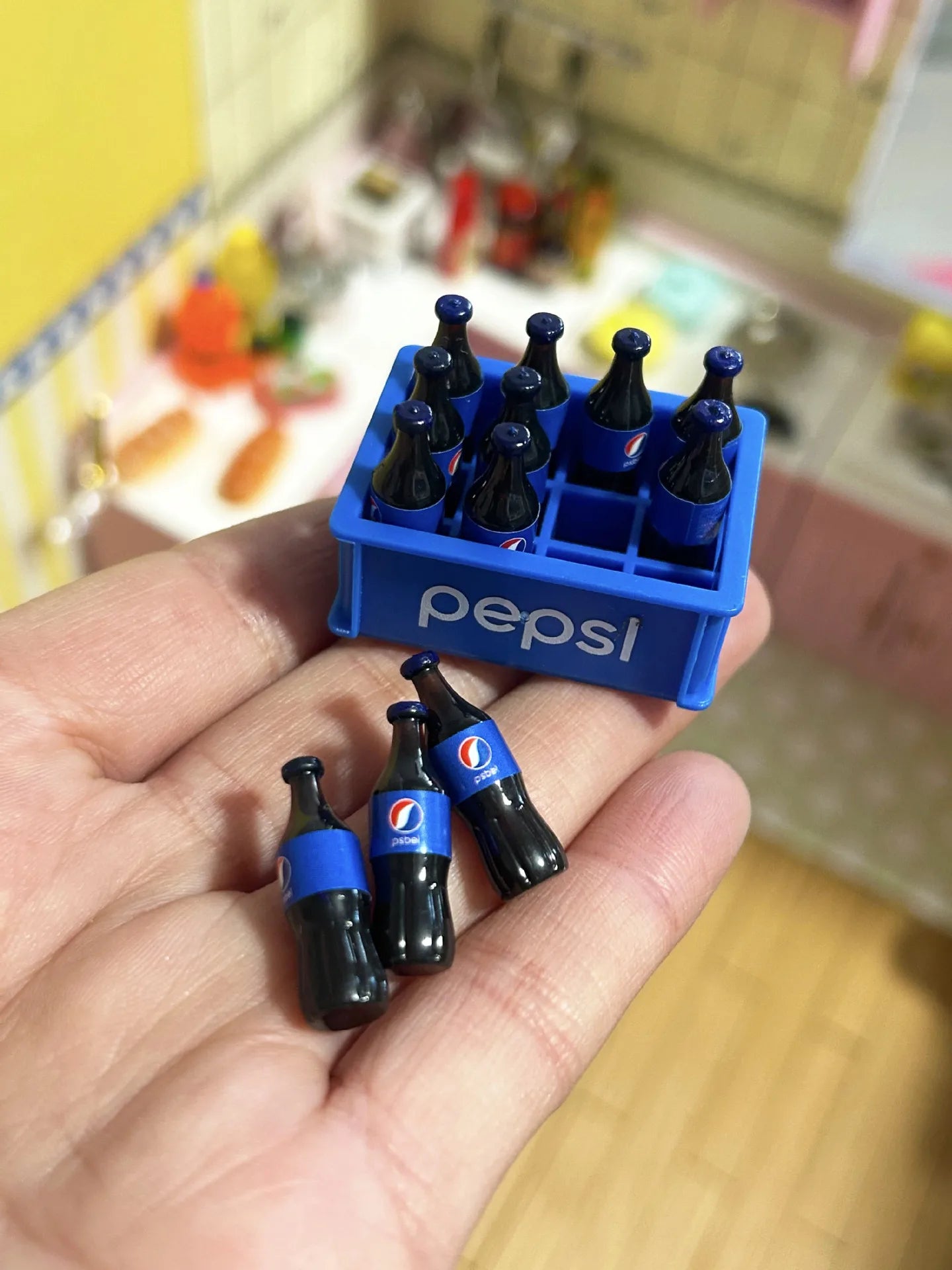 1Set 1:12 Dollhouse Miniature Drinks Soda Drink Bottle with Storage Box Model Doll House Living Scene Decor Toy меблі для кукол American Fitness CLub