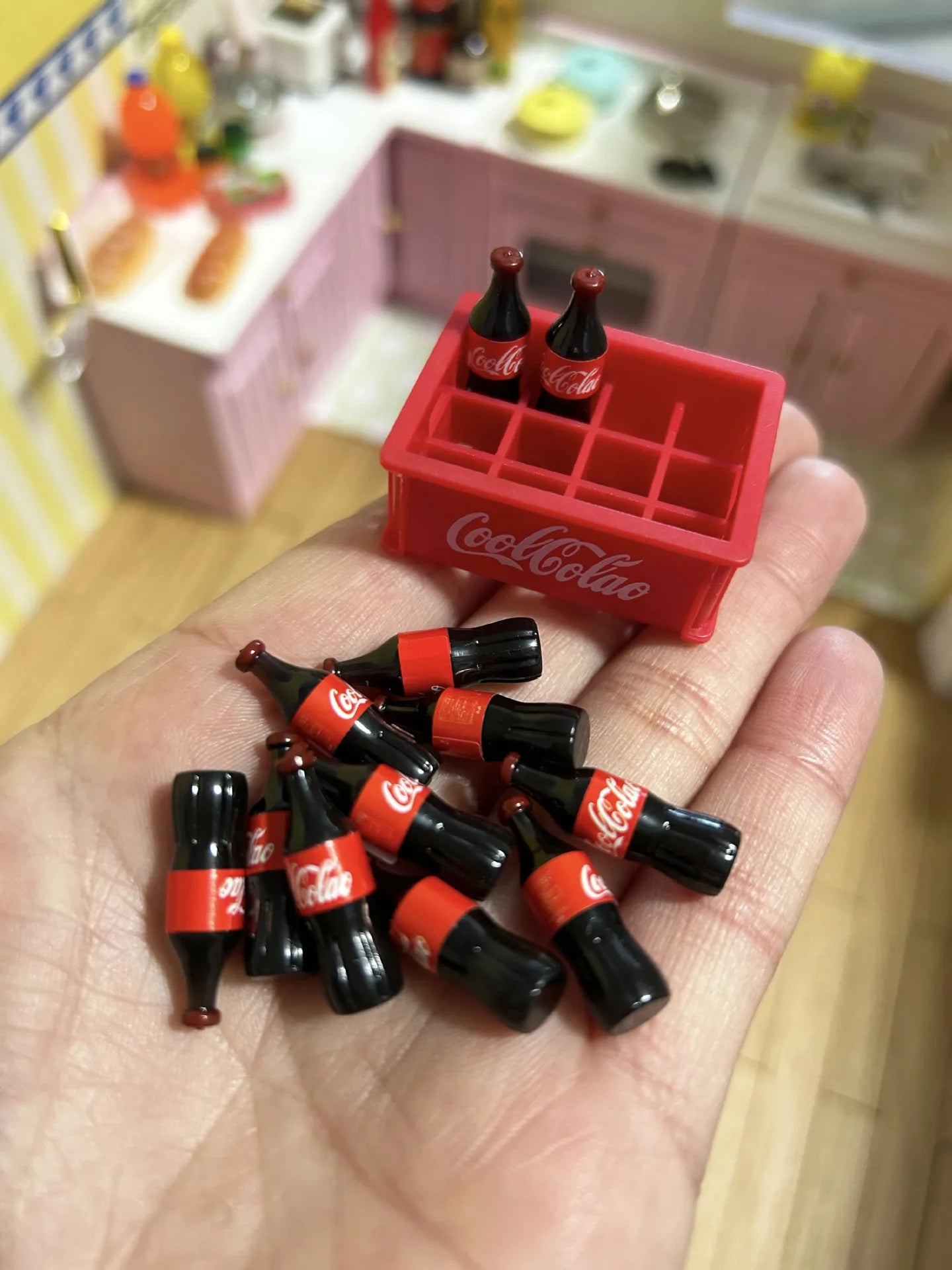 1Set 1:12 Dollhouse Miniature Drinks Soda Drink Bottle with Storage Box Model Doll House Living Scene Decor Toy меблі для кукол American Fitness CLub