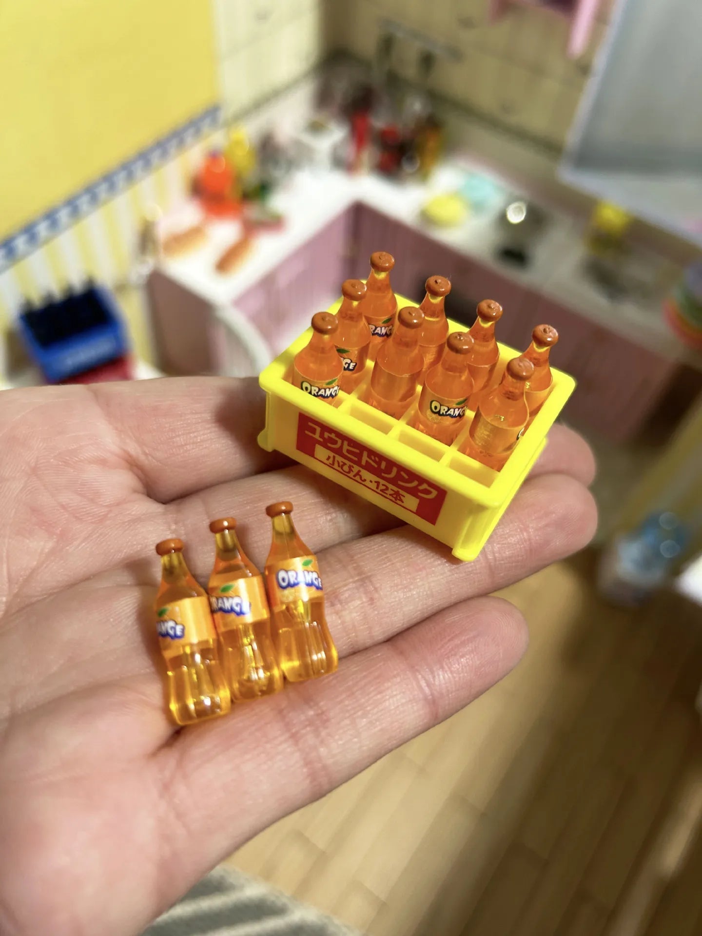 1Set 1:12 Dollhouse Miniature Drinks Soda Drink Bottle with Storage Box Model Doll House Living Scene Decor Toy меблі для кукол American Fitness CLub